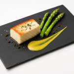 Bandeja de pizarra natural de 35x25 cm, fina con cortes biselados, presentación gourmet de merluza con espárragos y guarnición