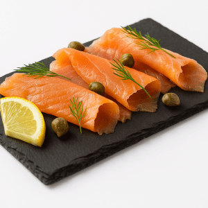 Plato de pizarra natural de 30x16 cm con salmón ahumado, alcaparras y hierbas, ideal para entrantes o emplatados gourmet