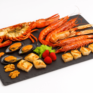 Bandeja de pizarra natural de 50 × 25 cm con mariscos gourmet: bogavante abierto a la plancha, cigalas, gambas, mejillones y rape