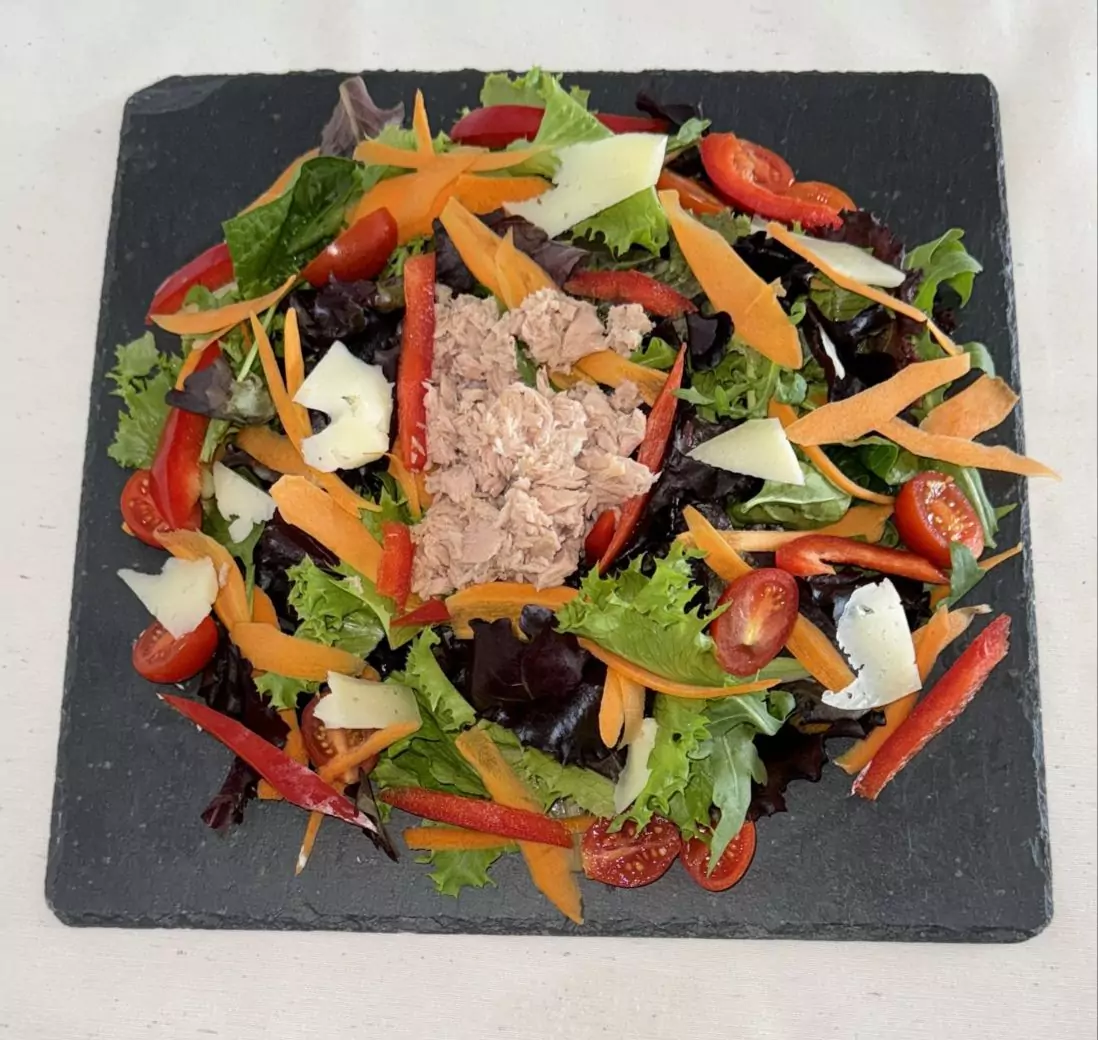 plato cuadrado de 20x20 de pizarra natural con ensalada mixta