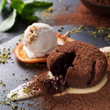 plato de pizarra natural ovalado con postres de chocolate y nata