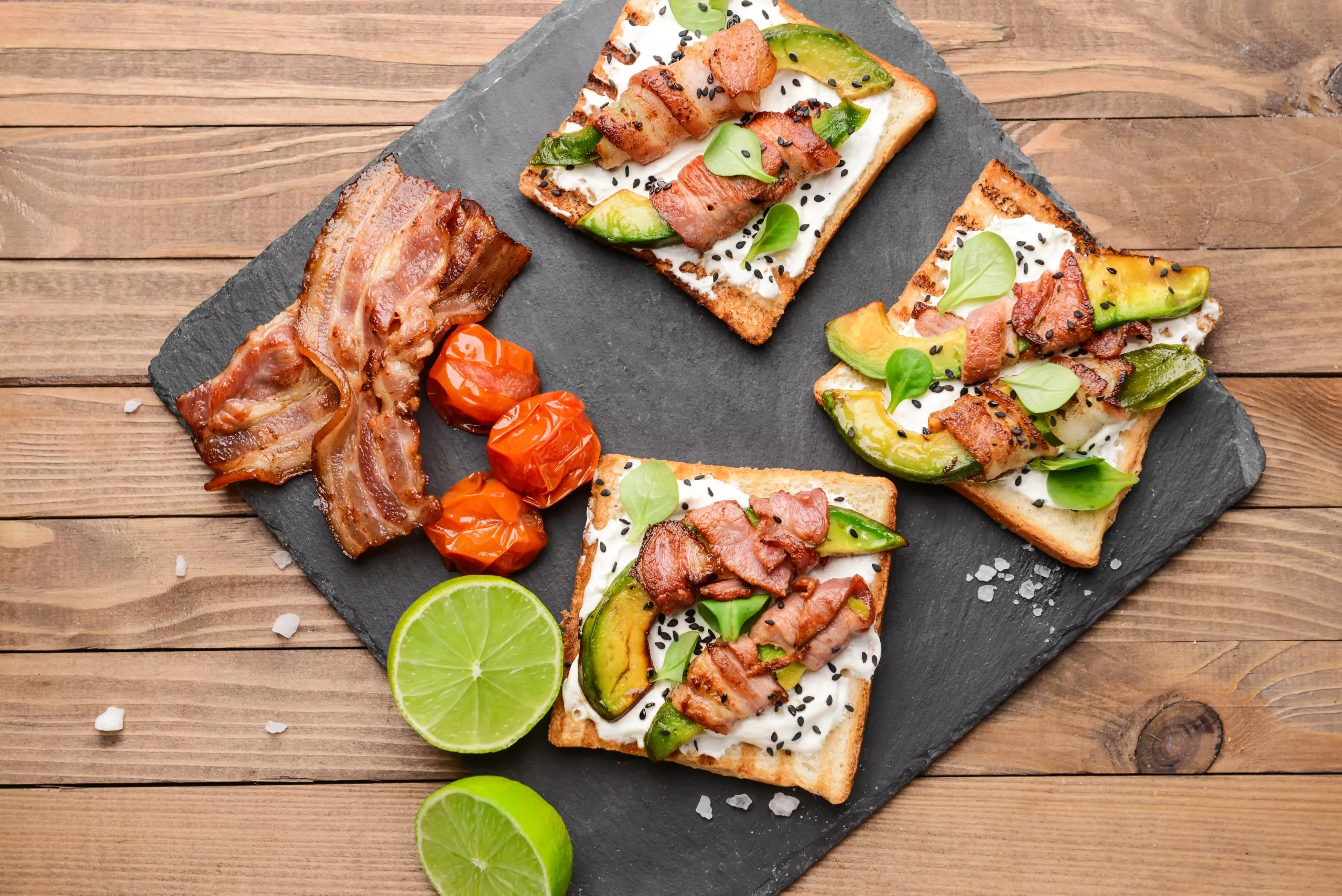 Plato cuadrado de pizarra natural 25x25 cm con tostadas de queso fundido y bacon, ideal para brunch o tapas calientes