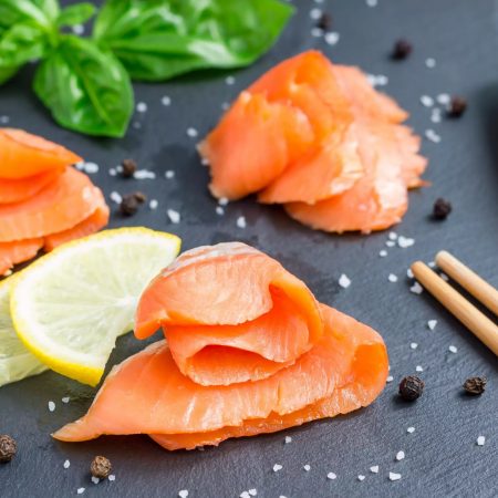 platos de pizarra natural con salmon ahumando y salsa de soja