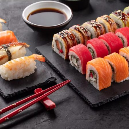 platos de pizarra natural rectangular con sushi