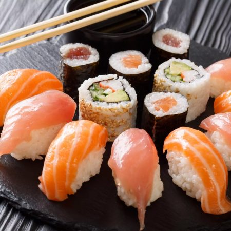 platos de pizarra natural redondo con sushi