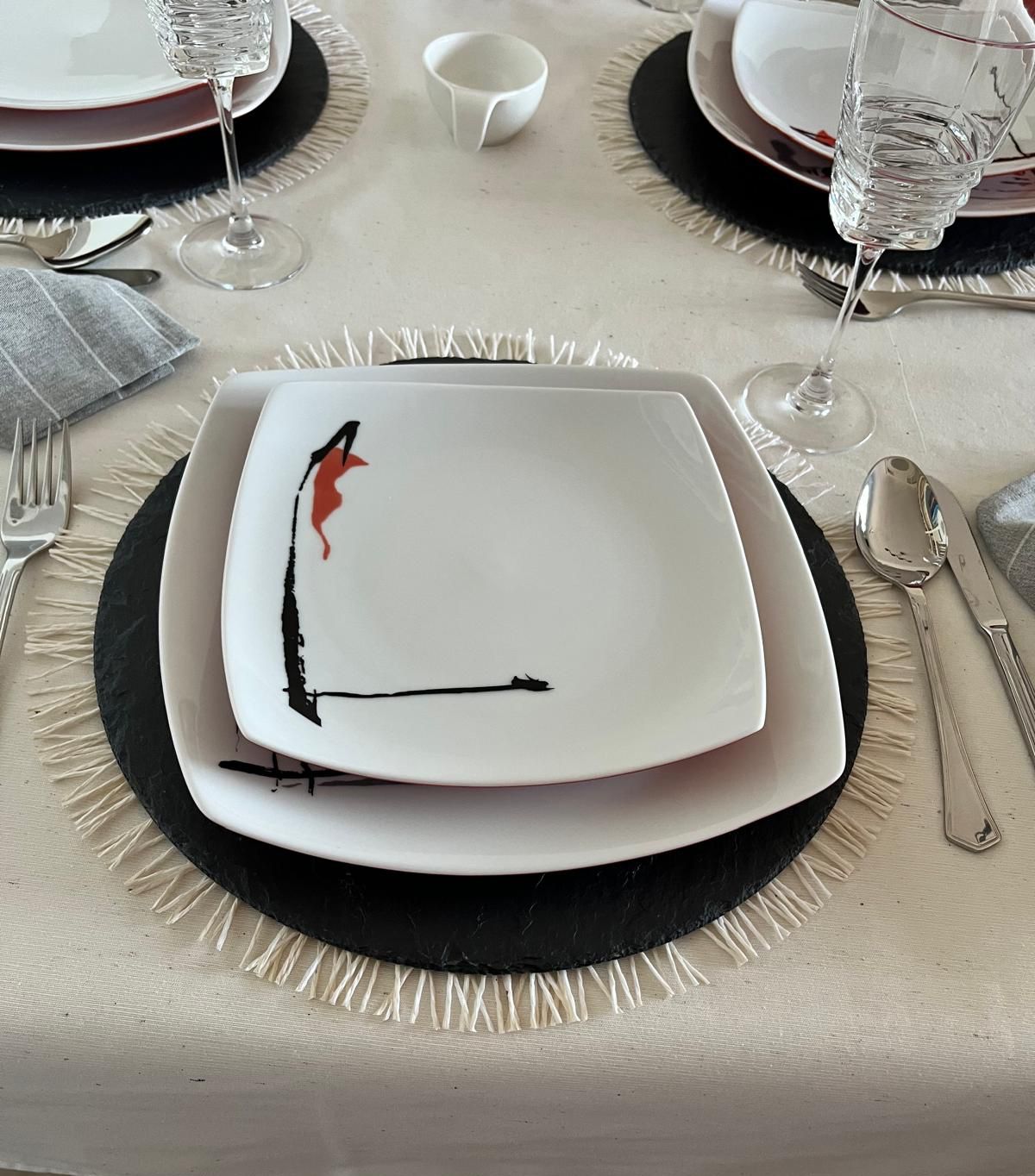 Bajo plato redondo de pizarra natural de 33 cm, ideal para presentaciones elegantes y sostenibles