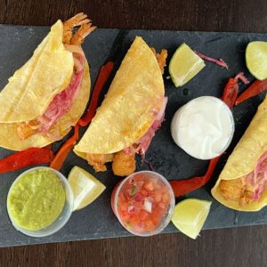 Bandeja de pizarra natural pequeña ideal para presentación de aperitivos y tapas