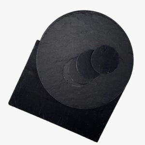 Pack básico de platos de pizarra natural: bandeja rectangular de 35 × 25 cm, 6 bajoplatos redondos de 33 cm y 6 posavasos redondos de 10 cm