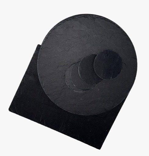 Pack básico de platos de pizarra natural: bandeja rectangular de 35 × 25 cm, 6 bajoplatos redondos de 33 cm y 6 posavasos redondos de 10 cm