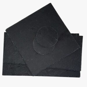 Pack Mediodía de platos de pizarra natural: bandeja rectangular de 40 × 20 cm, plato rectangular de 30 × 20 cm, 6 platos cuadrados de 20 × 20 cm y 6 posavasos redondos de 10 cm