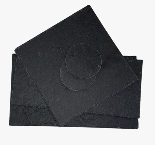 Pack Mediodía de platos de pizarra natural: bandeja rectangular de 40 × 20 cm, plato rectangular de 30 × 20 cm, 6 platos cuadrados de 20 × 20 cm y 6 posavasos redondos de 10 cm