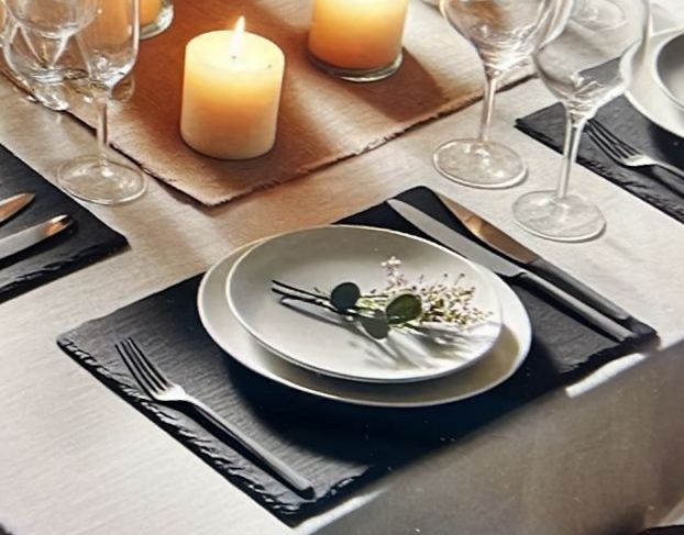 Bajo plato rectangular de pizarra natural de 40 × 30 cm, ideal para presentaciones elegantes y sostenibles