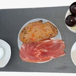 Bajo plato rectangular de pizarra natural de 50 × 38 cm, la base elegante y sostenible para presentaciones gastronómicas