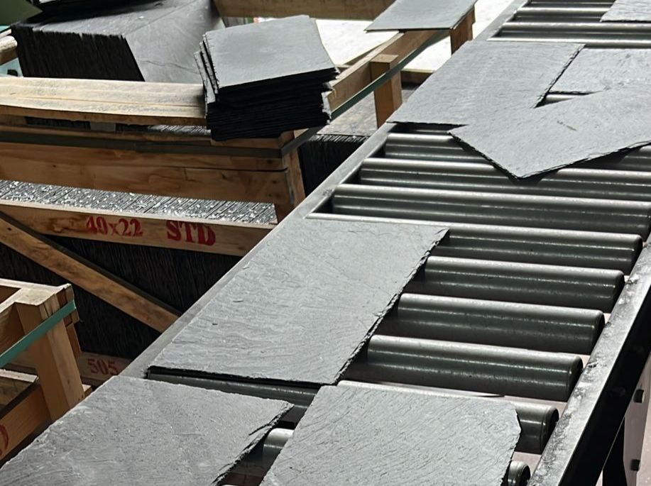 Detalles de platos de pizarra natural fabricados con calidad y sostenibilidad