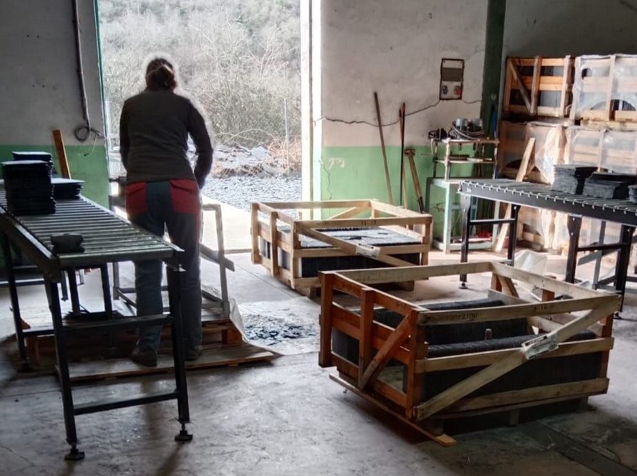 Proceso de fabricación artesanal de platos de pizarra natural