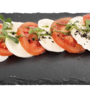 Plato de pizarra rectangular de 27x16 cm con ensalada caprese, ideal para tapas, entrantes y presentaciones gourmet