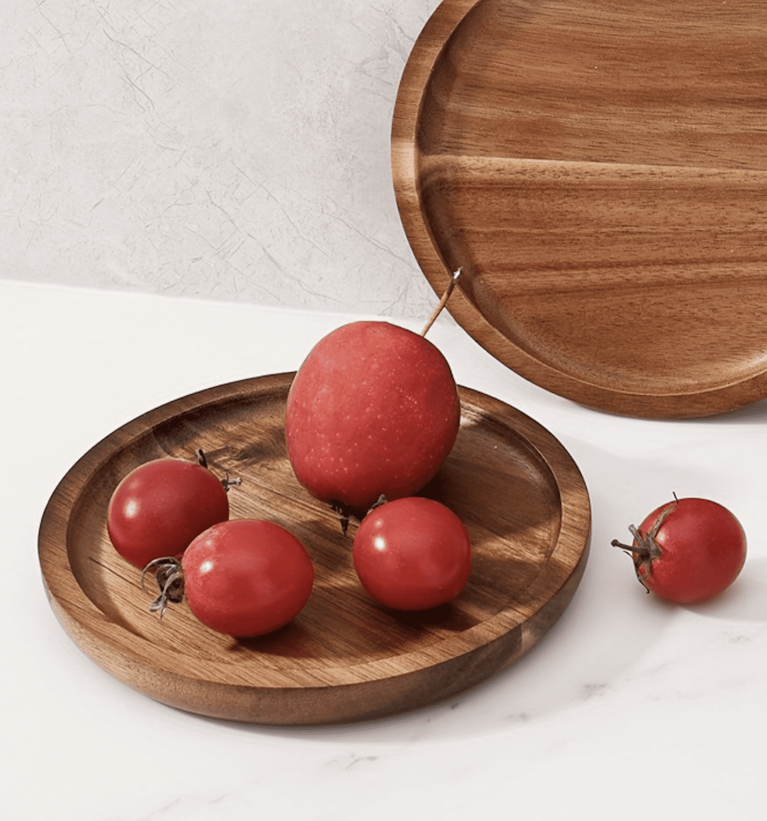 Plato de madera de acacia con frutas rojas