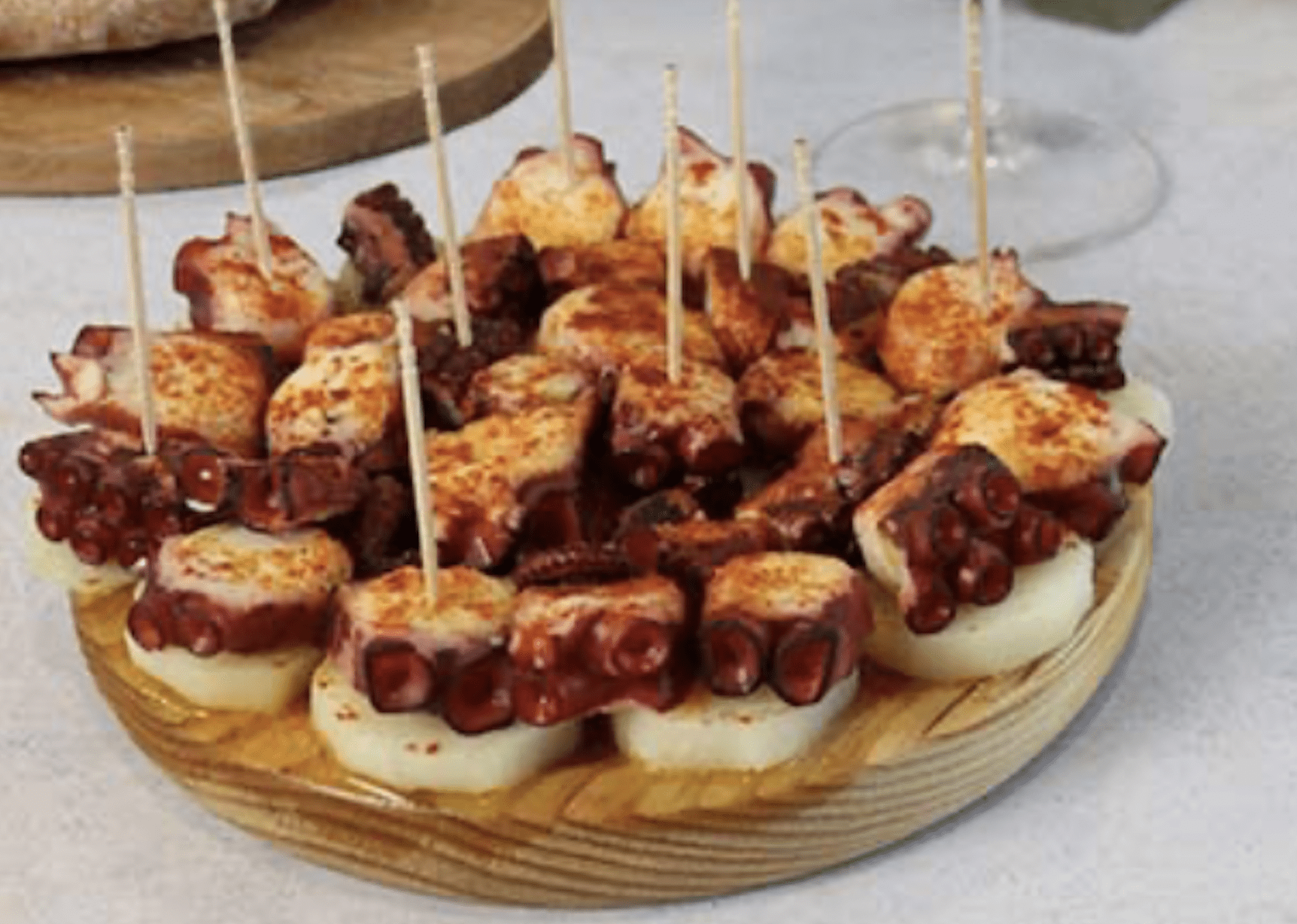 Plato de pizarra natural con base de madera de acacia de 20 cm, presentación gourmet elegante y sostenible