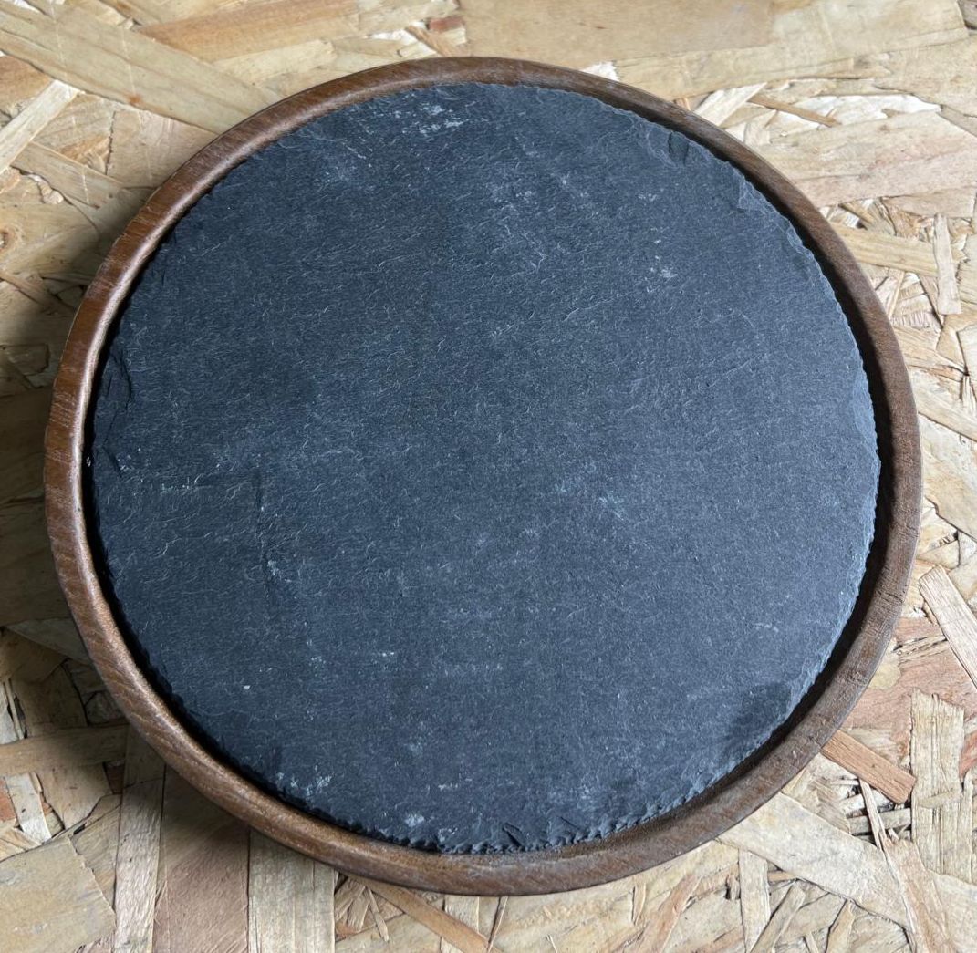 Bandeja de madera de acacia con una plato de pizarra natural encajado en ella
