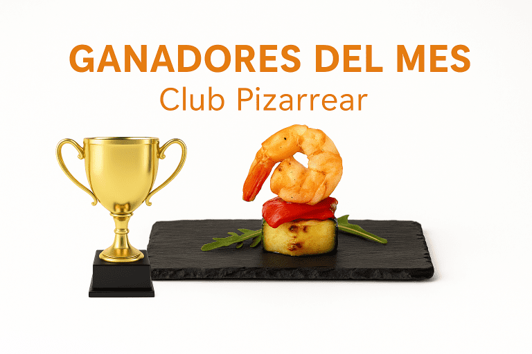 Trofeo dorado junto a un pincho gourmet presentado sobre pizarra natural para los Ganadores del Mes del Club Pizarrear.