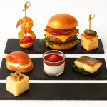 Platos creativos presentados sobre bandejas de pizarra natural en diferentes formatos para Inspiración Pizarrear.