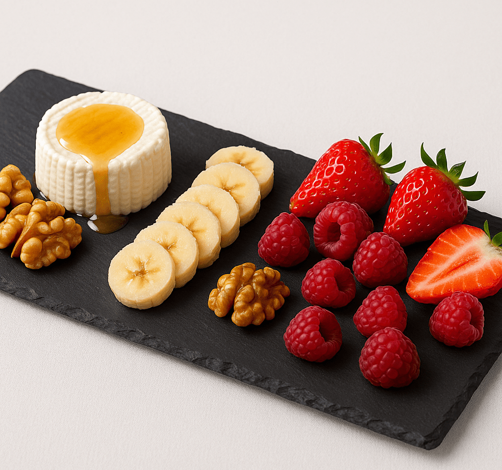 Bandeja de pizarra natural de 45 × 16 cm con queso fresco con miel, plátano en rodajas, nueces, fresas y frambuesas