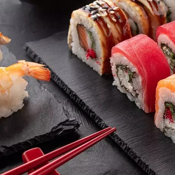 bandejas de platos de pizarra natural con sushi bandejas de platos de pizarra natural con sushi