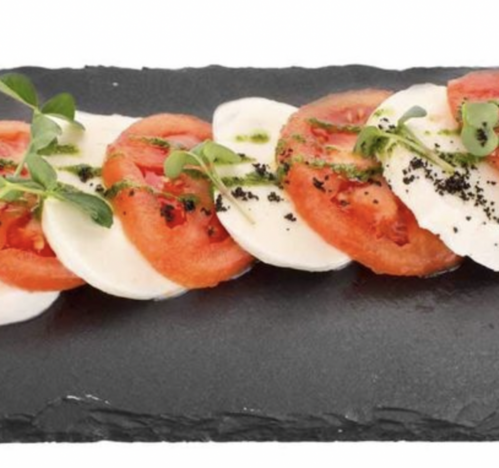 Plato de pizarra rectangular de 27x16 cm con ensalada caprese, ideal para tapas, entrantes y presentaciones gourmet