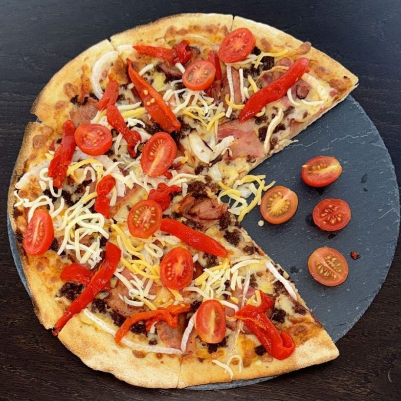 Plato de pizarra redondo – Ideal para servir pizza gourmet con estilo Plato de pizarra natural redondo con pizza gourmet artesanal